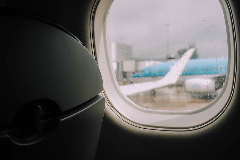 closeup photography of airplane windopw, blue and white airplane through airplane's window HD wallpaper