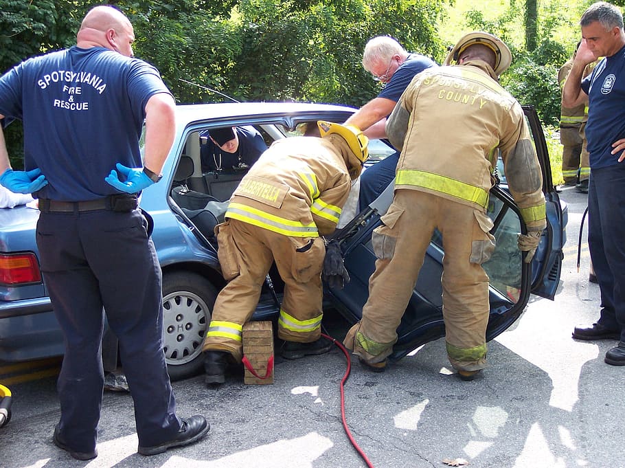 people dismantling blue Honda sedan during daytime, extrication HD wallpaper