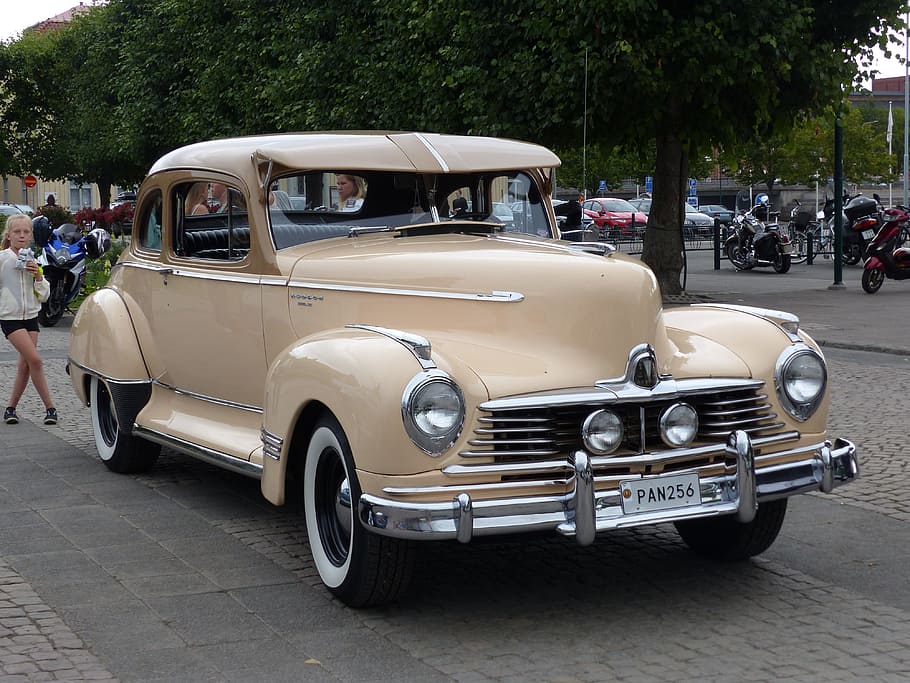 biluppvisning, car, square, tree, summer, people, mode of transportation HD wallpaper