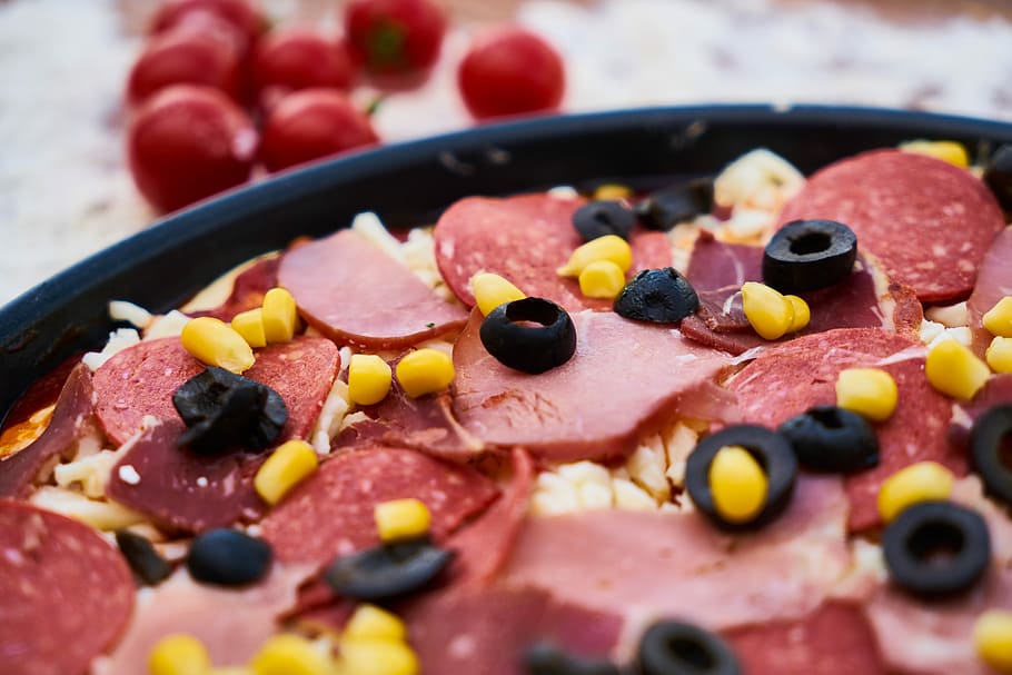 pizza on black pan, food, sausage, salam, egypt, olives, tomato, HD wallpaper