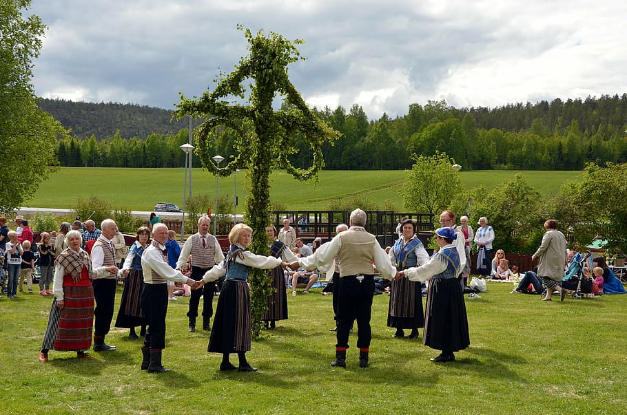 people holding hands around green topiary, midsummer, maypole HD wallpaper