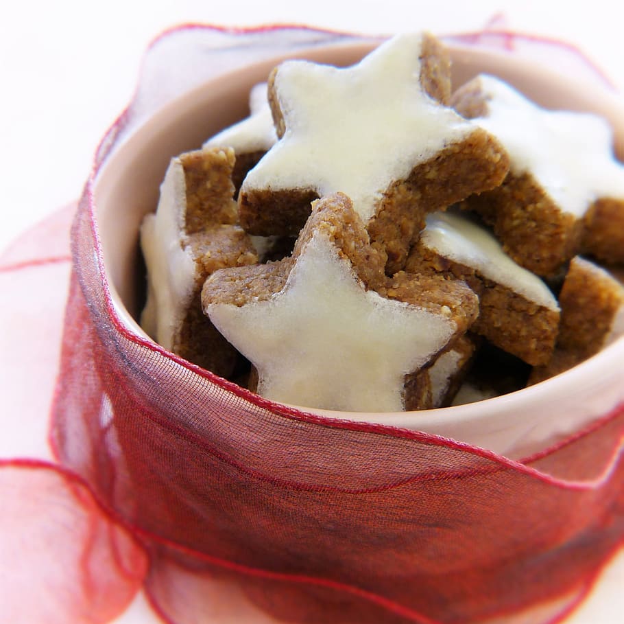 cookies on bowl, cinnamon stars, bowls, loop tape, red, gift HD wallpaper