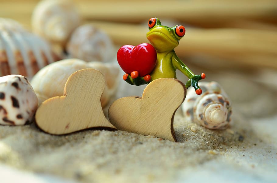 green ceramic frog figurine, sand, heart, valentine's day, funny, HD wallpaper