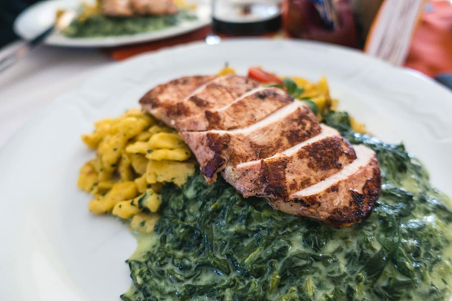 Chicken breast with spinach and potato gnocchi, close up, eating out, HD wallpaper