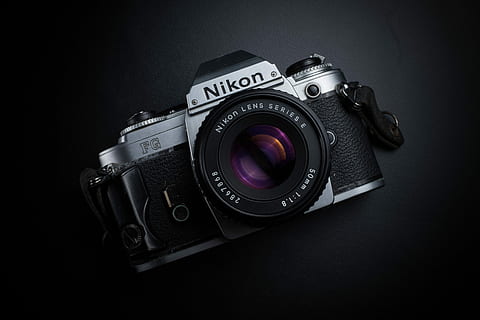 black and gray Nikon camera, black Nikon SLR camera on black surface HD wallpaper
