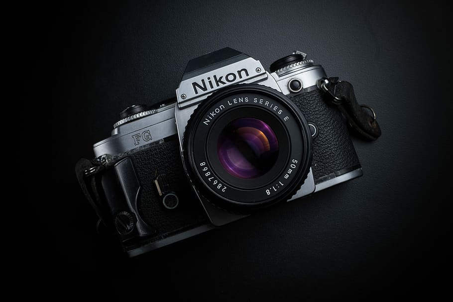 black and gray Nikon camera, black Nikon SLR camera on black surface HD wallpaper
