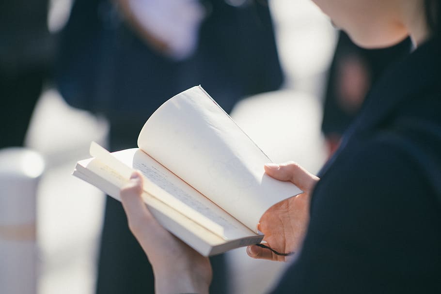 standing woman reading book at daytime, person reading book, love HD wallpaper