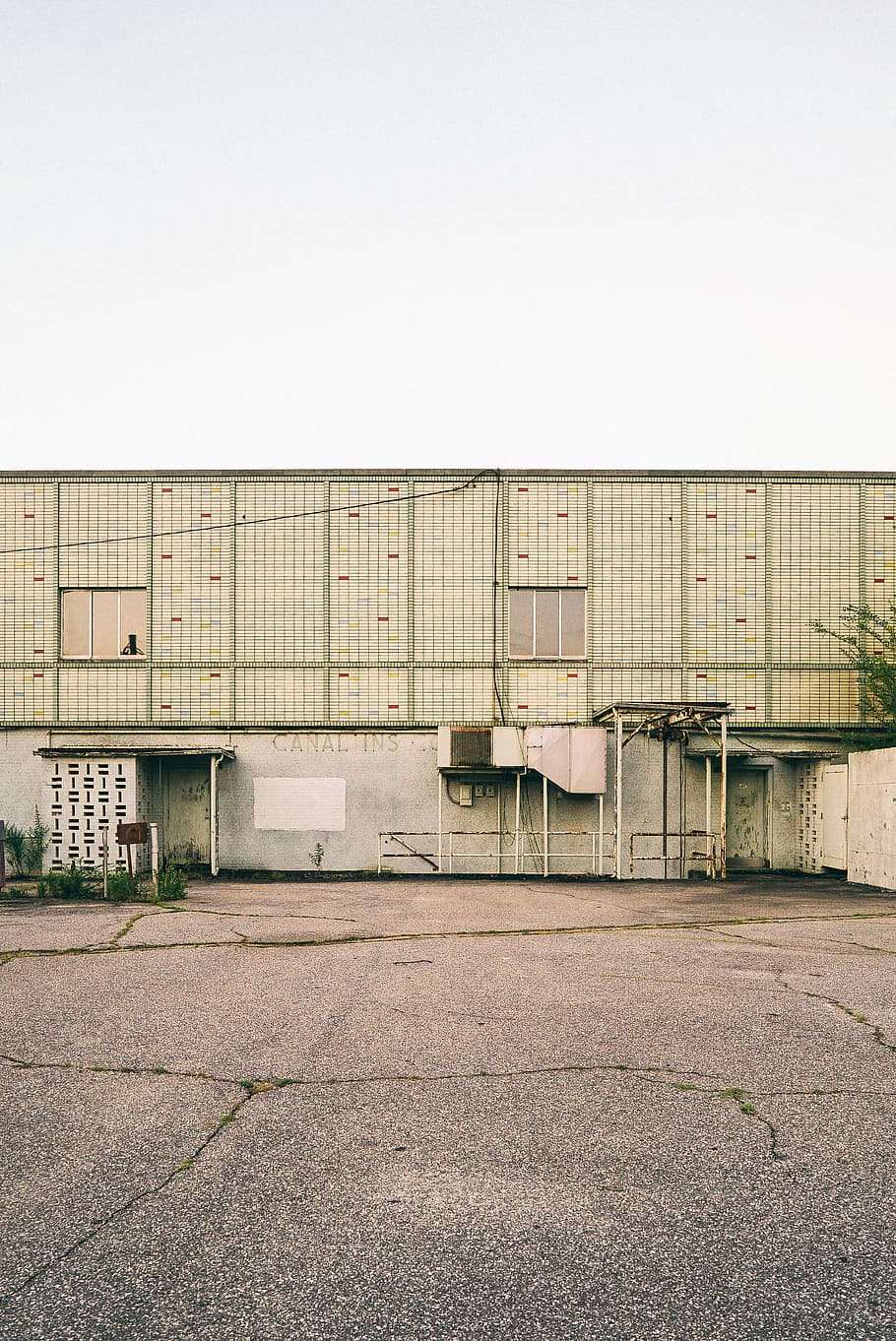 close up photo of green and gray building, brown concrete building at daytime HD wallpaper