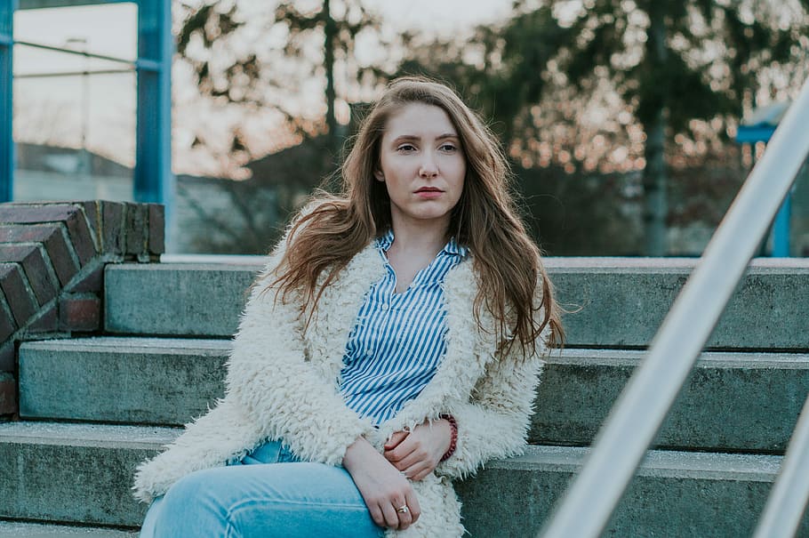 Bae, woman wearing white fur-lined jacket leaning on gray concrete stair, HD wallpaper