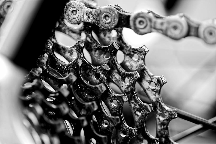 grayscale photo of bicycle derailleur, grayscale photography of sprocket
