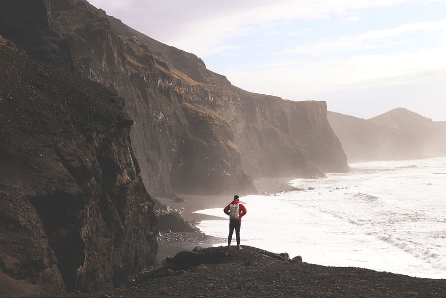 A hiker man stands on the dramatic coast of Iceland, people, adventure, HD wallpaper