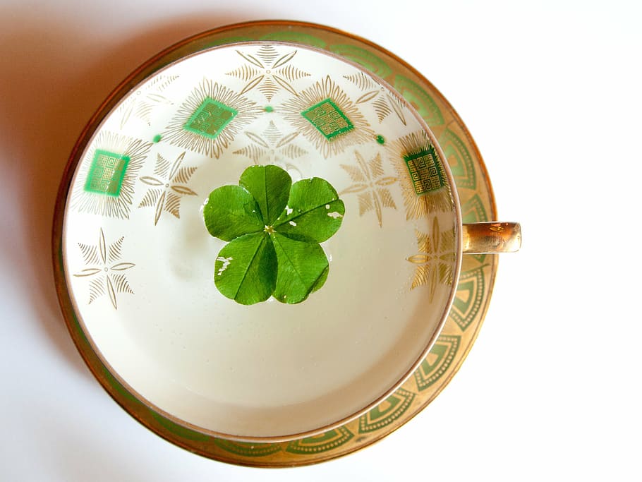 selective focus photo of cup of coffee, glückstee, fünfblättriges shamrock, HD wallpaper