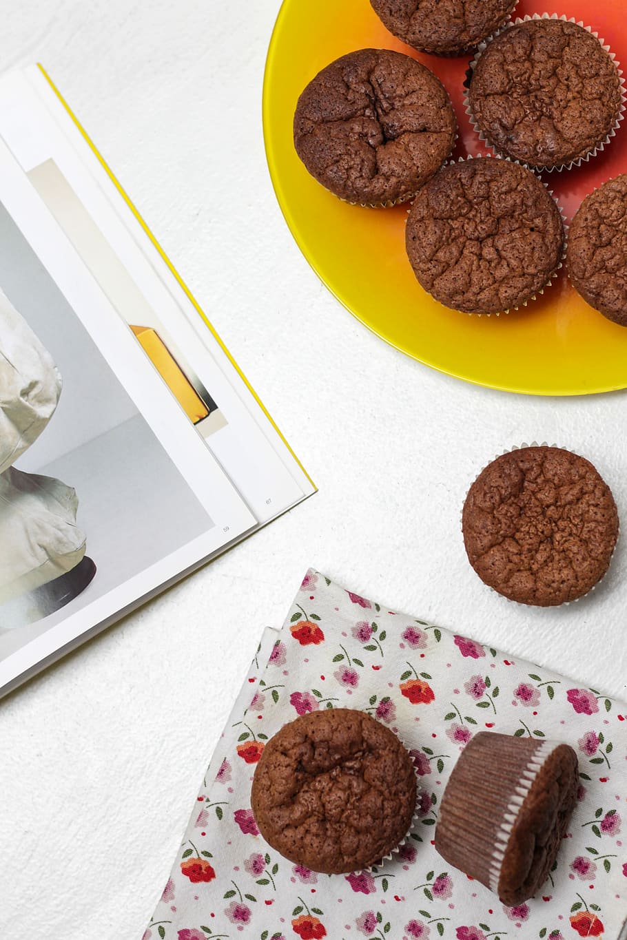 Brownies and magazine, bake, baked, cake, cakes, cupcake, cupcakes HD wallpaper