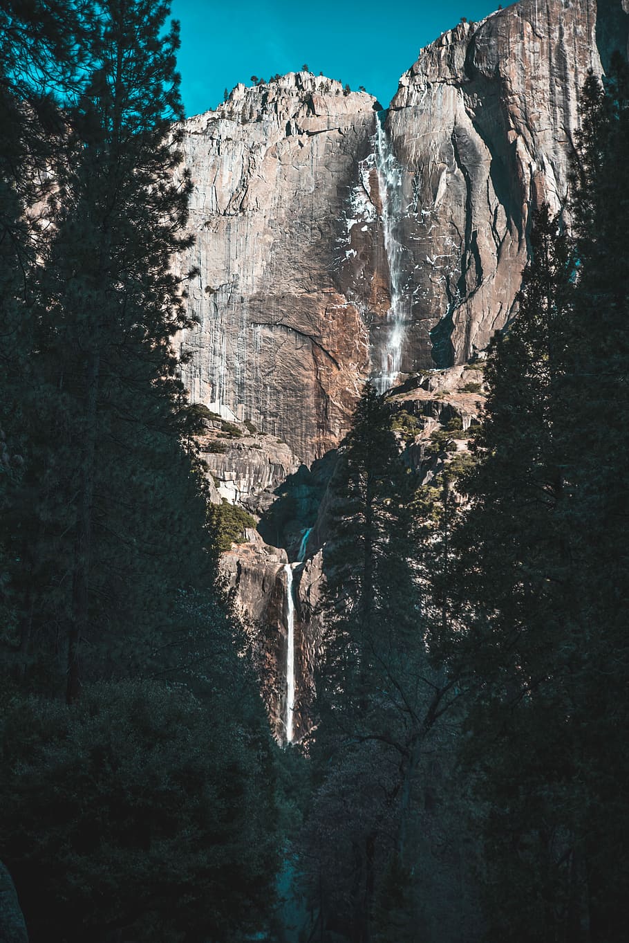 waterfalls on rock mountain, waterfalls in the middle of stones during daytime HD wallpaper