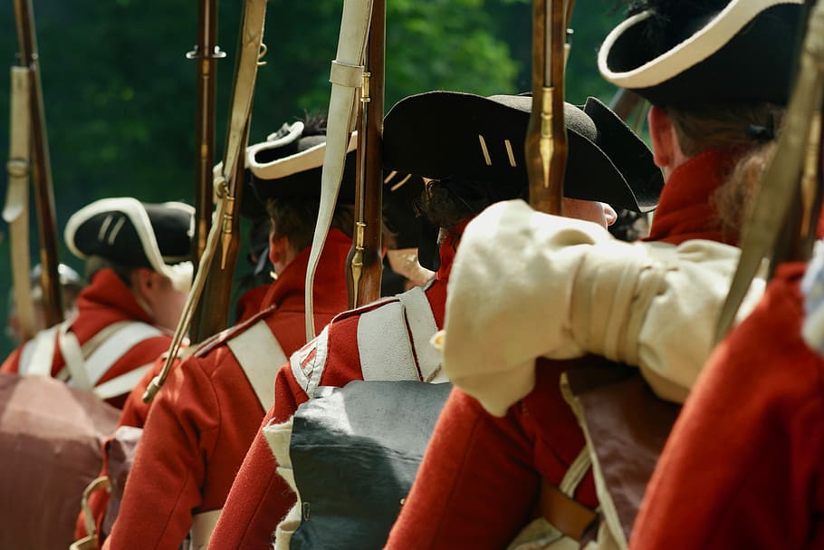 men holding rifles, people wearing red uniforms falling inline HD wallpaper