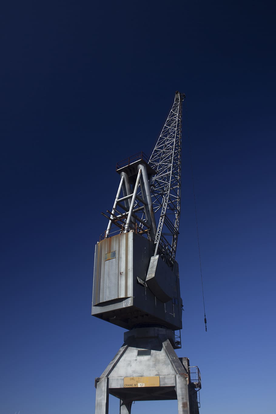 gray metal crane equipment under blue sky, closeup photo of gray tower crane HD wallpaper