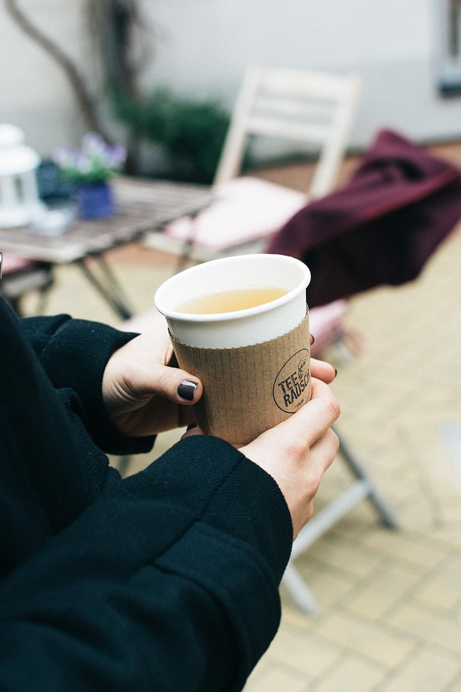 Tea to-go on a cold day, Berlin, drink, hands, outside, takeaway HD wallpaper