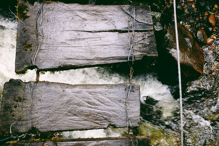 shallow focus photography of brown wooden bridge, hanging bridge on top of river HD wallpaper