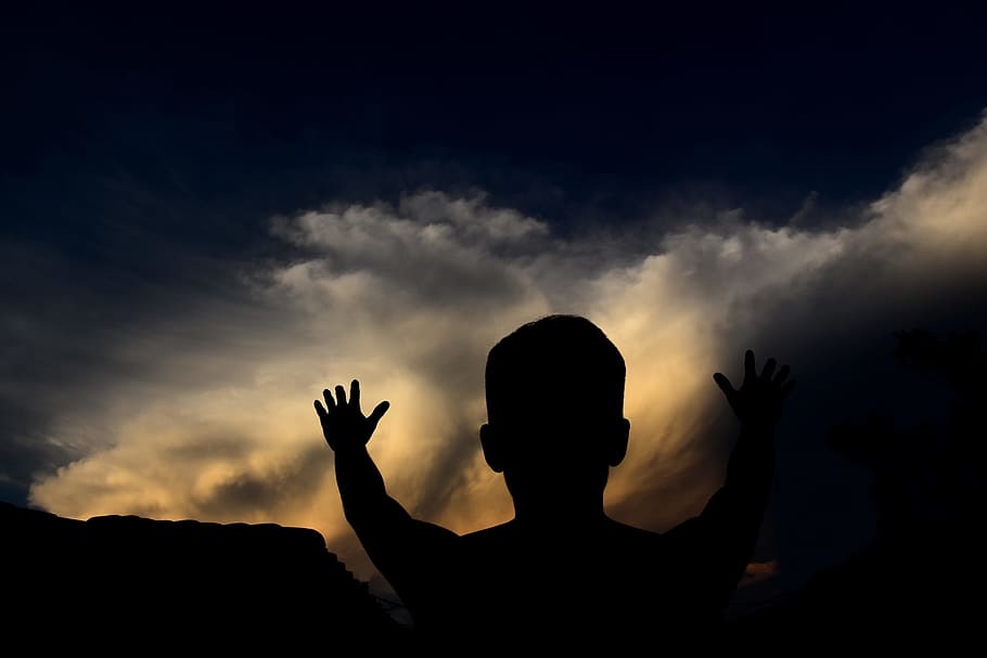 silhouette man looking at the sky, silhouette of man raising hand to the sky, HD wallpaper