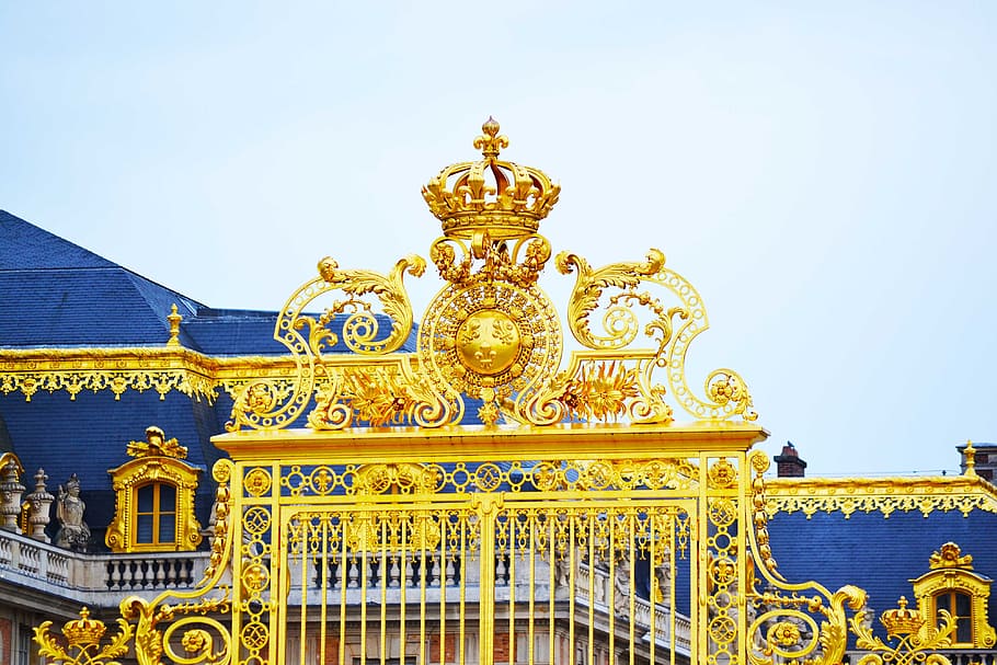 gold and blue castle, blue large building with golden gate, gold crown