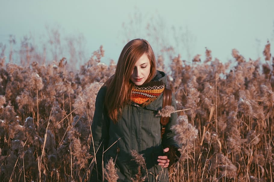 woman wearing black coat walking through a grassy field, women HD wallpaper