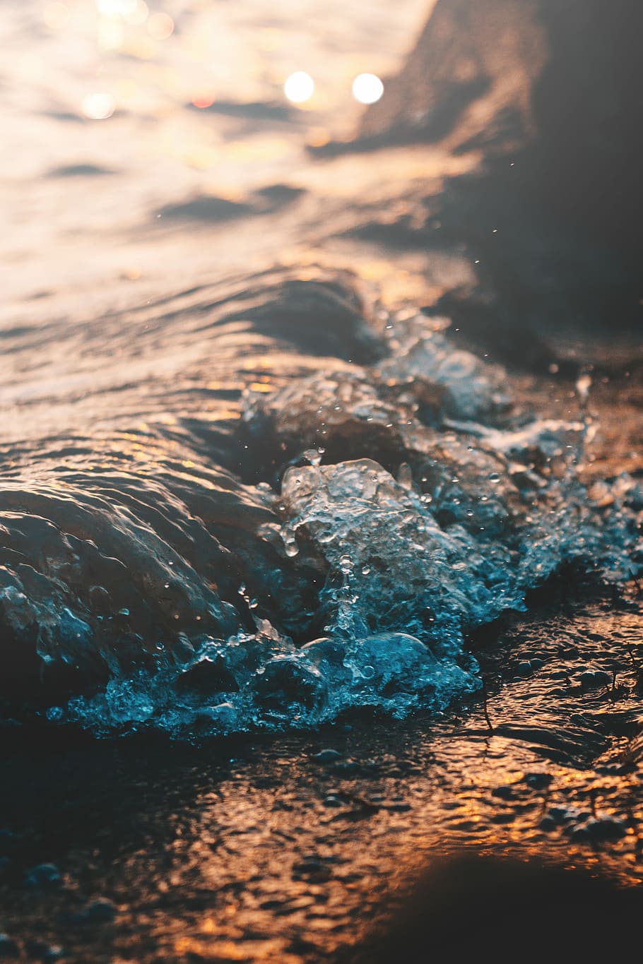 closeup photo of wind waves, shallow focus photography of body of water HD wallpaper