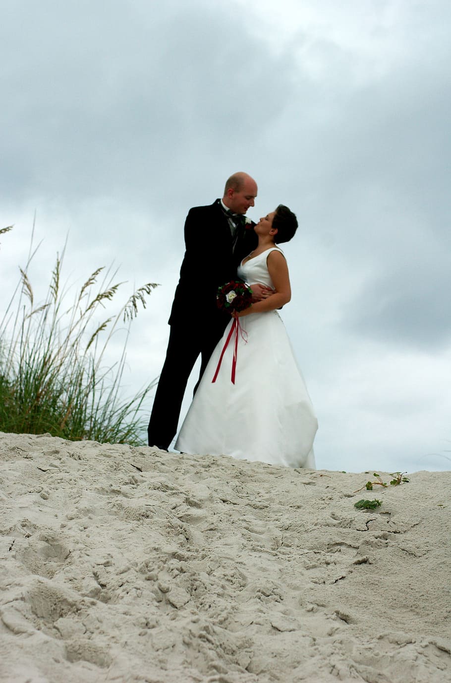 wedding, beach, couple, bride, groom, white, sand, romantic HD wallpaper
