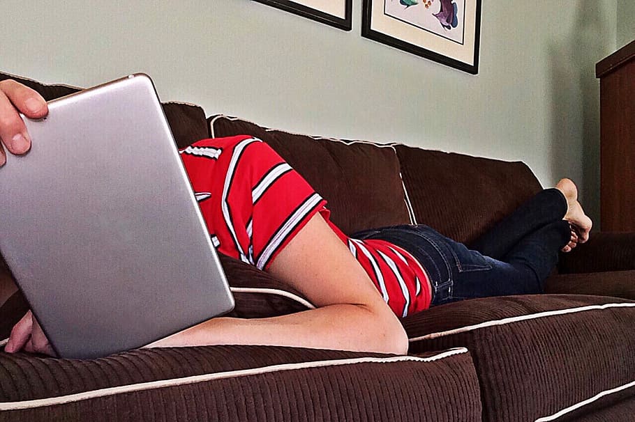 Person, Surfing, Internet, Tablet, Couch, women, sofa, indoors HD wallpaper