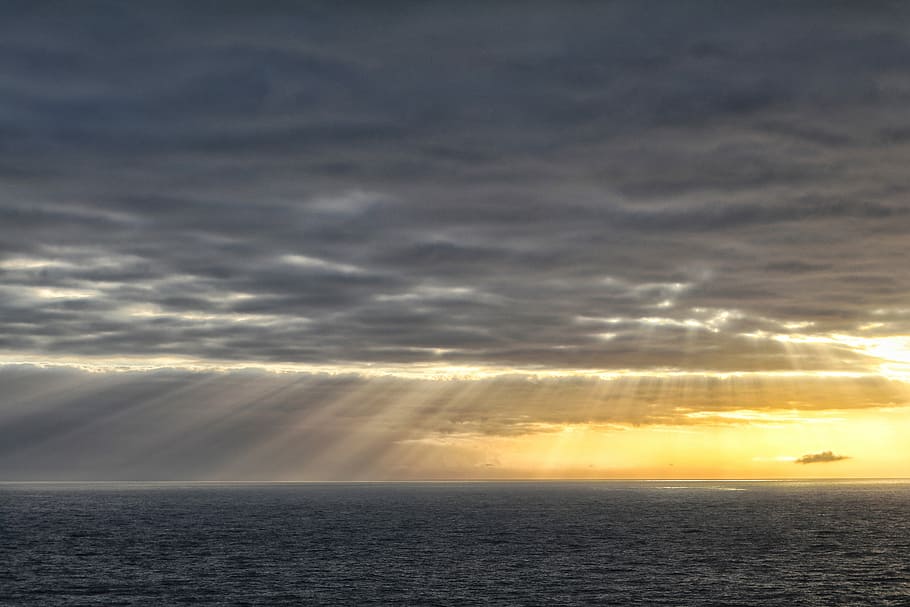 sun rays through clouds over the horizon, sunrise scenery, sky HD wallpaper