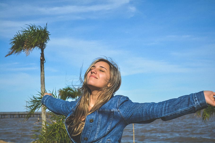 women's wearing blue button-up chambray jacket, outdoors, people HD wallpaper