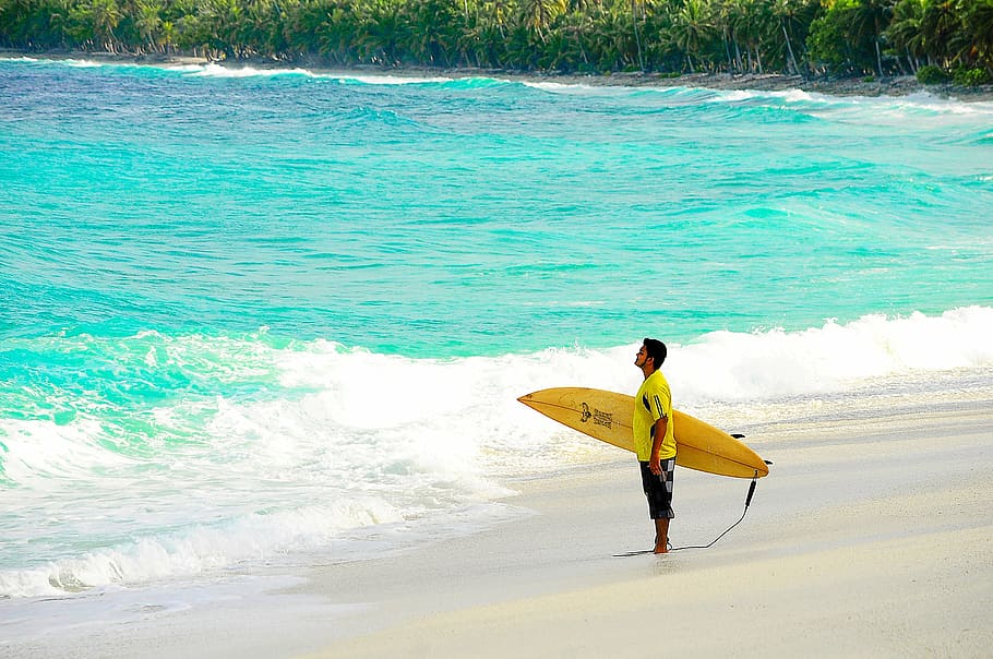 man holding yellow surfboard on beach, atoll, couple, destination HD wallpaper