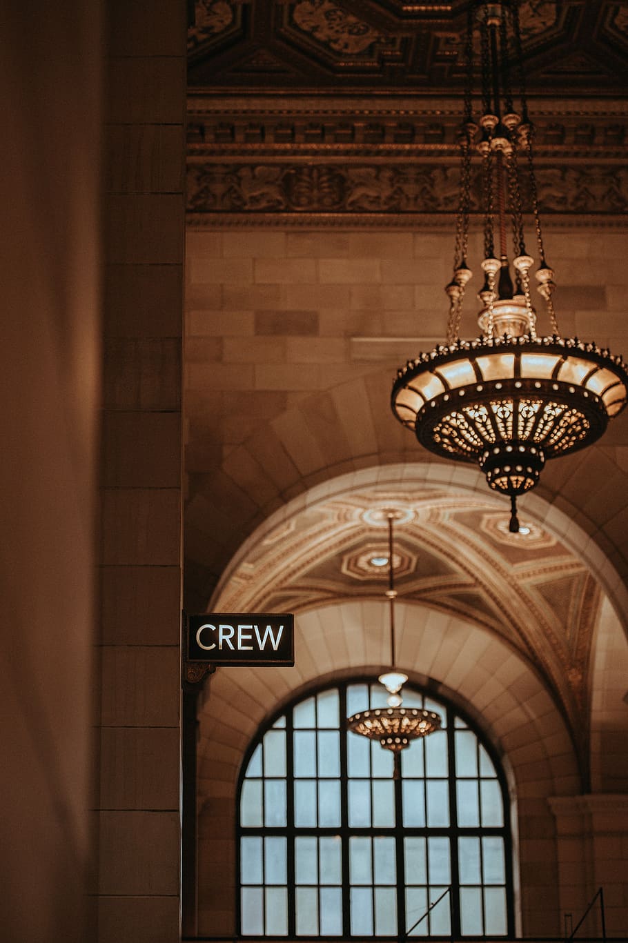 Crew Cafe & Collective, Montreal, lighted pendant light near hallway HD wallpaper
