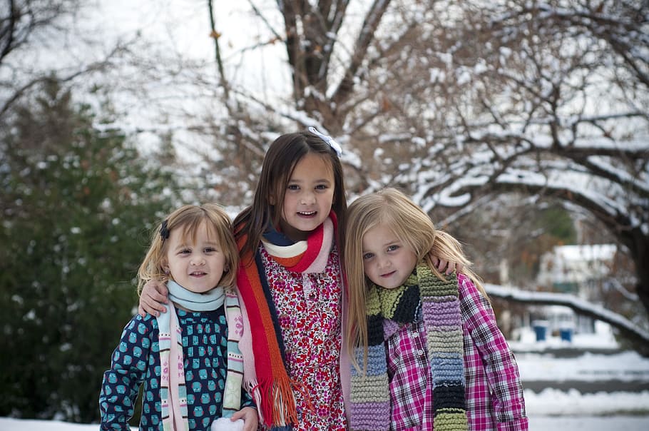 three girls wearing sweater, Sisters, Winter, Snow, Trees, Holiday HD wallpaper