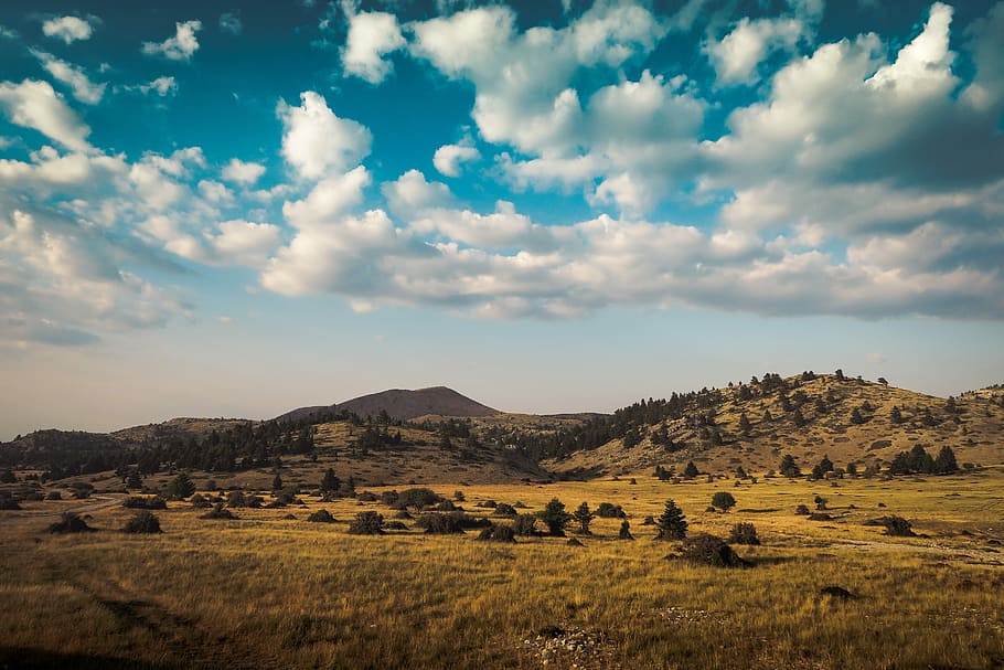 mountain under cloudy sky during daytime, mountain under blue cloudy skies HD wallpaper