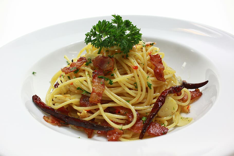pasta with bacon on plate, spaghetti, food, meal, dinner, gourmet HD wallpaper