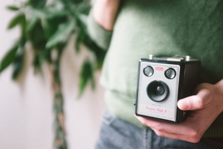 Guy with a vintage Kodak camera, objects, people, camera - Photographic Equipment HD wallpaper