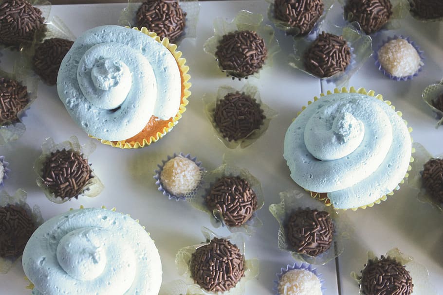 brigadier, cupcake, candy, dumplings, table, sweet food, food and drink HD wallpaper