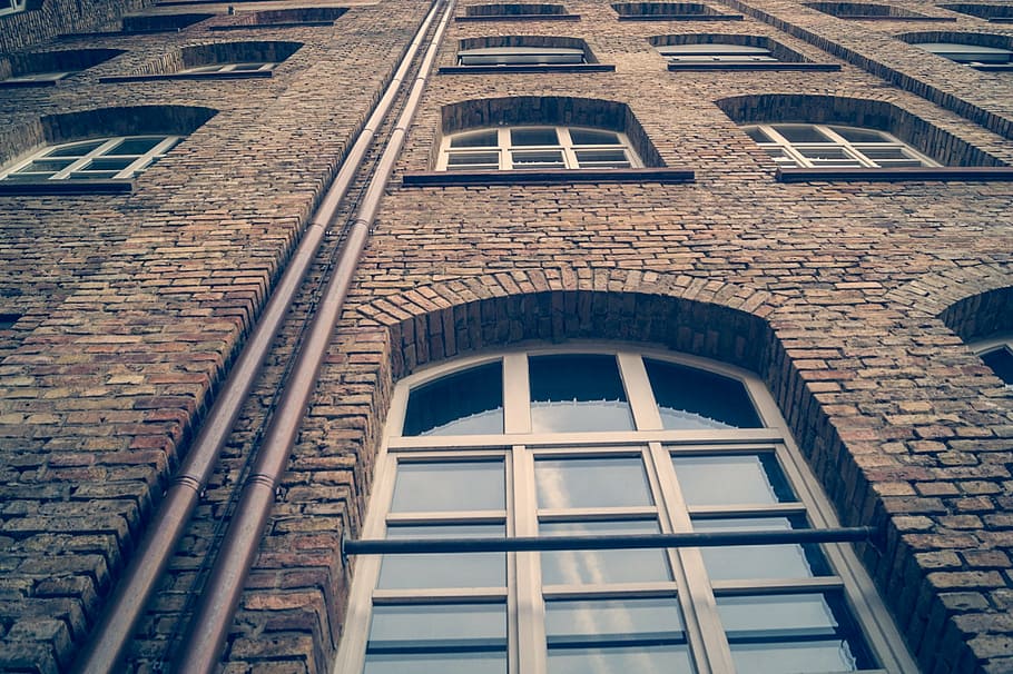 ground shot of gray concrete building, wall, window, facade HD wallpaper