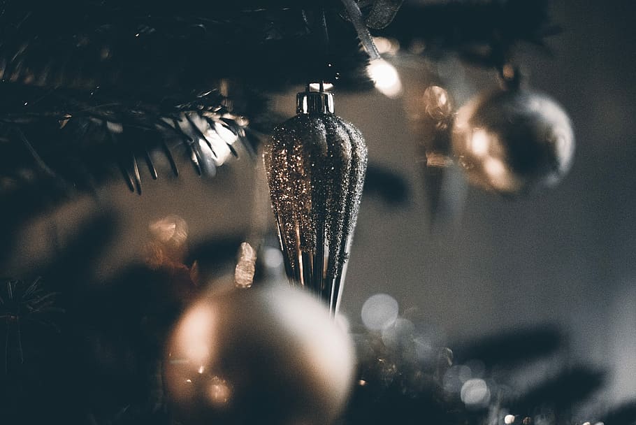 shallow focus photography of baubles, gray baubles decor, tree HD wallpaper