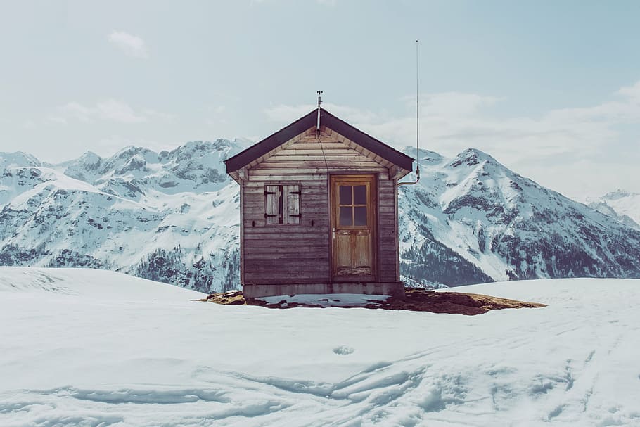 brown wooden house on snow field, cabin, mountain, winter, cold temperature HD wallpaper