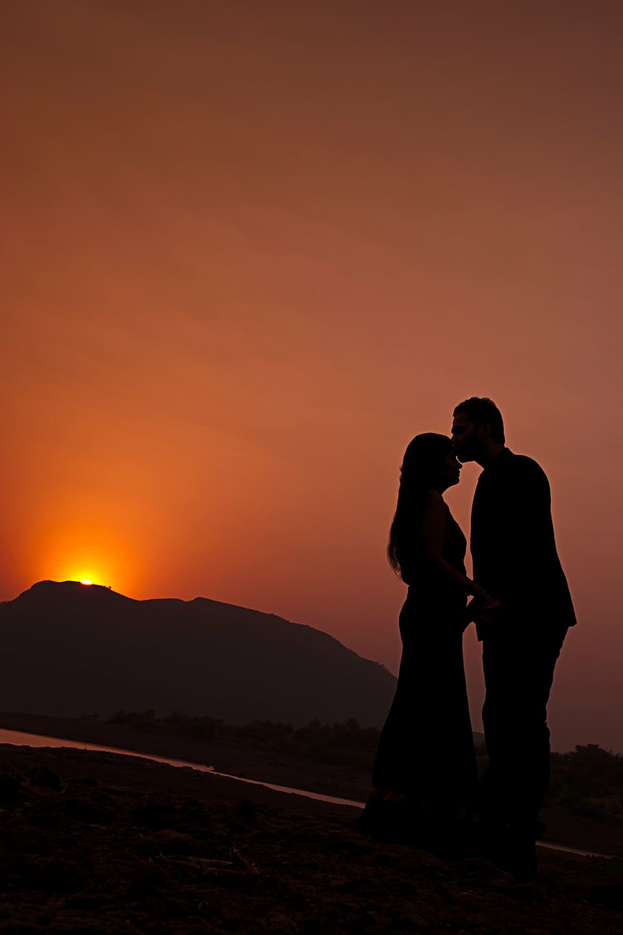 silhouette of man kissing forehead of woman during sunset, couple, HD wallpaper