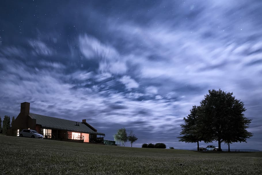 house near trees and cars during night, landscape photograph of house near tree HD wallpaper