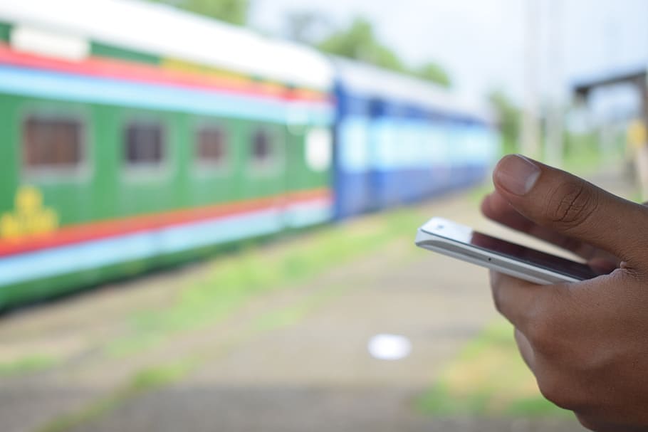 train, mobile phone, hands, blurred, people, smartphone, transport HD wallpaper