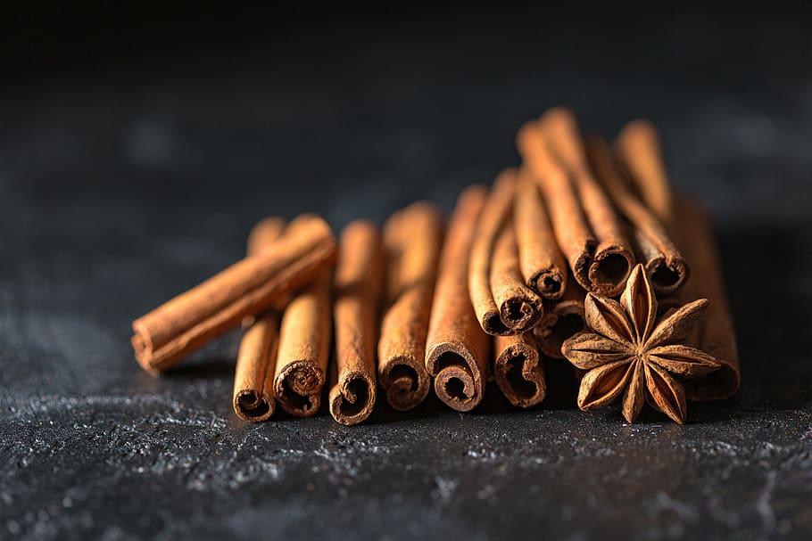 brown nuts near pile of sticks, cinnamon, cinnamon sticks, anise, HD wallpaper