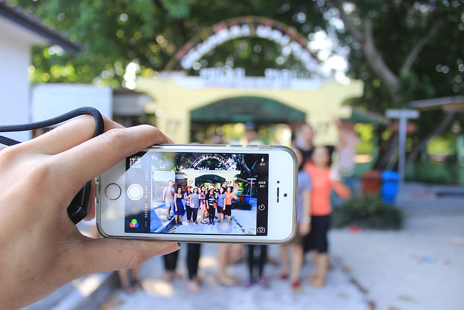 person taking photo of peaple, friends, iphone, together, photography themes HD wallpaper
