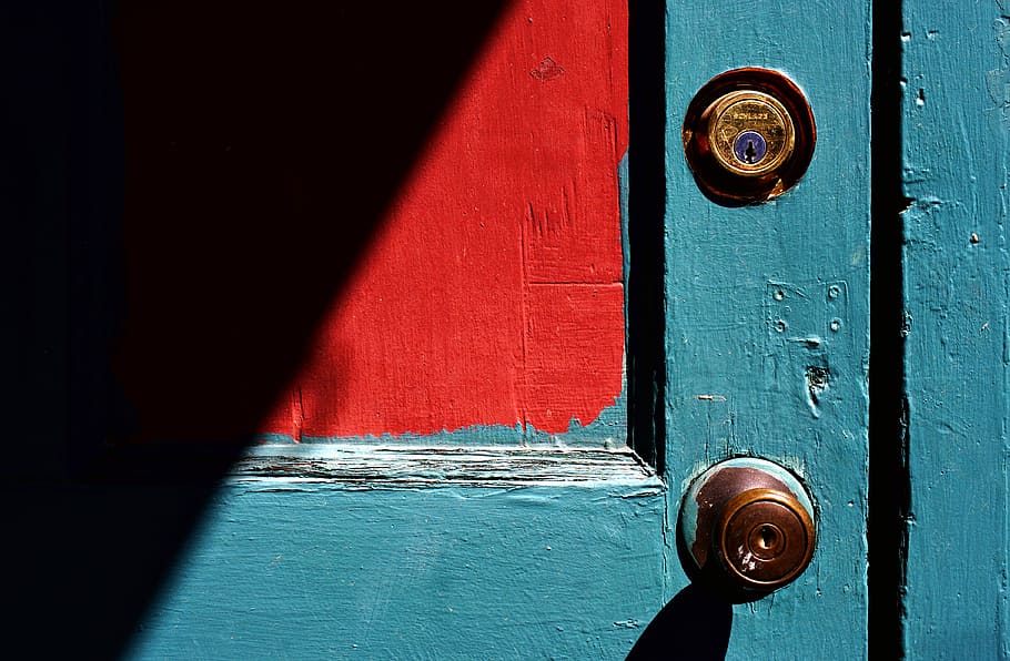 closed teal wooden door with brass-colored door knob, green and red wooden door HD wallpaper
