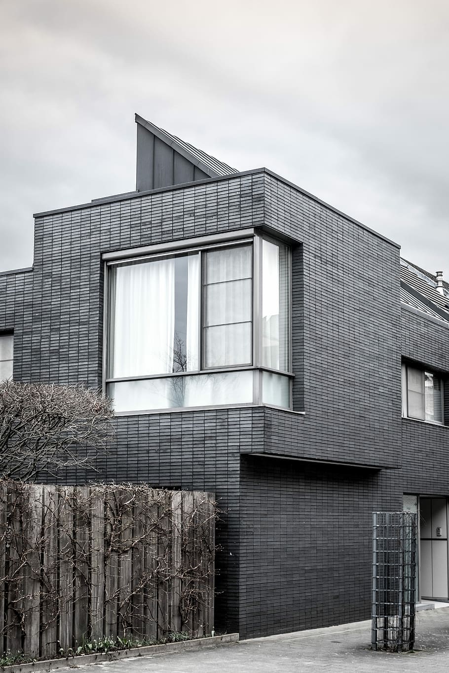 grayscale photography of 2-storey house, grey house with wooden fence HD wallpaper