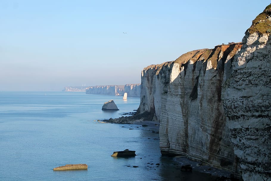 body of water beside mountain, cliff, sky, rock, sea, landscape HD wallpaper
