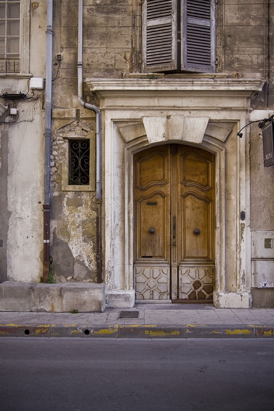 building with brown wooden door, side, near, street, old, road HD wallpaper