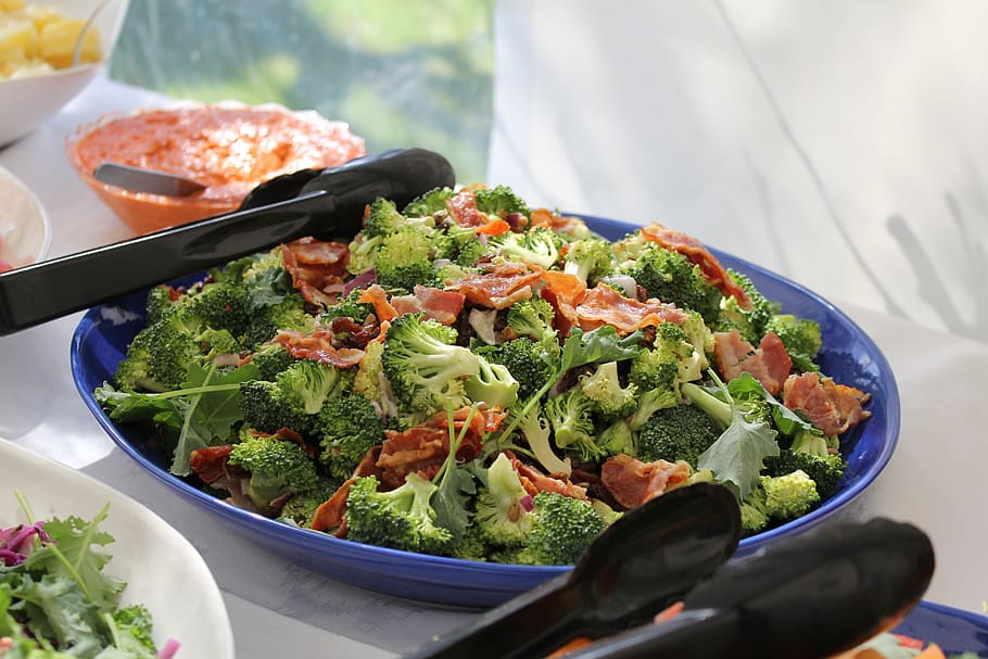 broccoli dish on blue bowl, salad, lettuce, bacon, dalad, green HD wallpaper